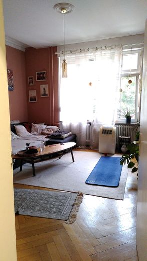 Großzügige Wohnung mit Hinterhof-Terrasse in Bahnhofsnähe – Wohnzimmer, Blick zur Straße
