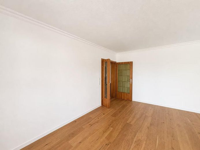 von Privat Eigentumswohnung  Großzügige 4-Zimmer-Wohnung in Olewig mit Balkon, Garage und Stellplatz – Wohnzimmer