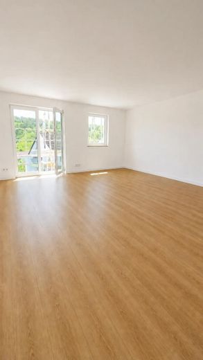 Eerste bewoning: nieuwbouw-maisonette met het karakter van een huis – 4 kamers, 2 volledige woonlagen & een aandeel in de tuin. – Wohnzimmer