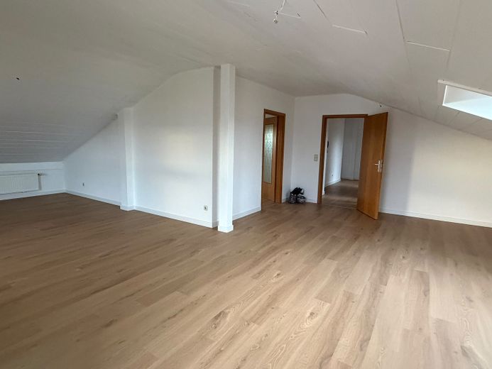 Odnowione rodzinne mieszkanie 4,5-pokojowe z kuchnią, łazienką i WC w centralnej lokalizacji – Wohnen