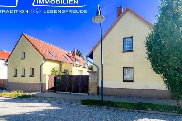Casa unifamiliare tradizionale con grande fienile e grazioso giardino
