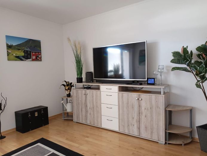 3-Zimmer-Wohnung mit Balkon, Carport & zusätzlichem Hobbyraum (mit eigenem Eingang) – Wohnzimmer
