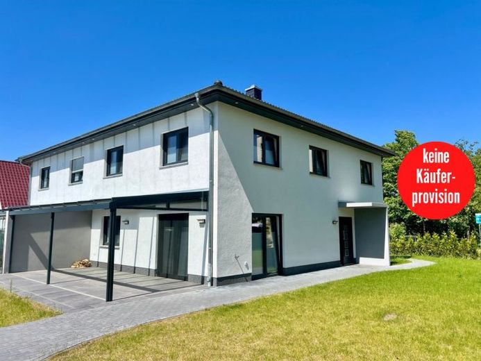 HORN IMMOBILIEN++ Neubrandenburg, große und neuwertige Doppelhaushälfte mit Kamin, EBK, E-Ladestation – Foto 1