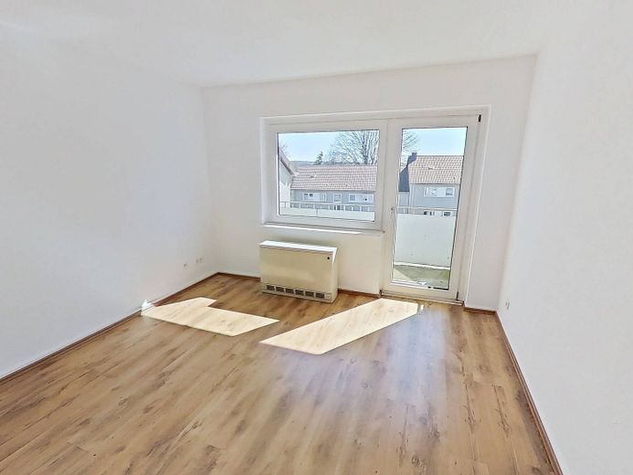 Світла 3-кімнатна квартира з БАЛКОНОМ і ВАННОЮ в Меттманні – Ansicht I: Wohnzimmer