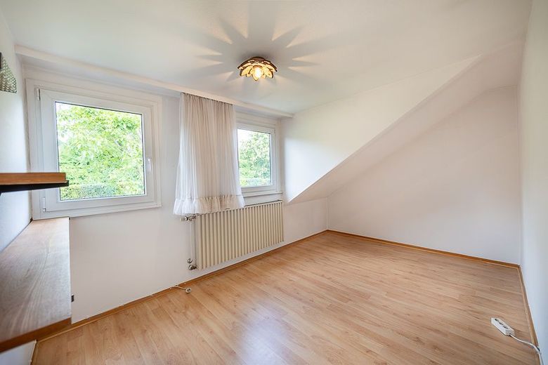 Zimmer  an Treppe DG