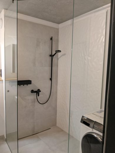 305 Exklusives & möbliertes Apartment im kernsanierten Bunker – Design, Komfort & Geschichte – Duschbad
