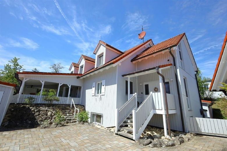 RESERVIERT  A+ Familienhaus mit Wärmepumpe, PV-Anlage & 1.355 m² Grundstück im Landkreis Dachau – Frontansicht