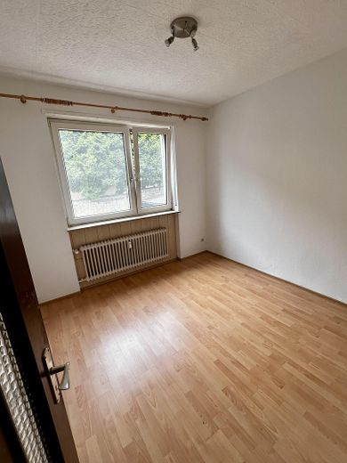 Freshly painted 3-room apartment with balcony at Burbacher Markt – commission-free – Zimmer 2