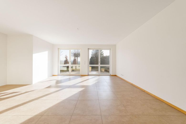 Moderne & helle Einliegerwohnung | schönes Ambiente | separater Eingang | große Terrasse | Carport – Wohn-/ Esszimmer mit Terrasse