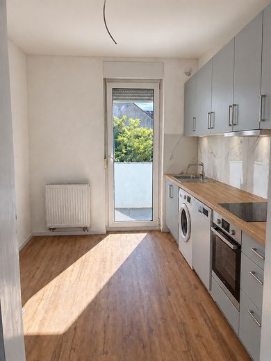 Première occupation après rénovation complète : 2 pièces avec balcon, cuisine équipée et domotique – Separate Küche mit Balkonzugan