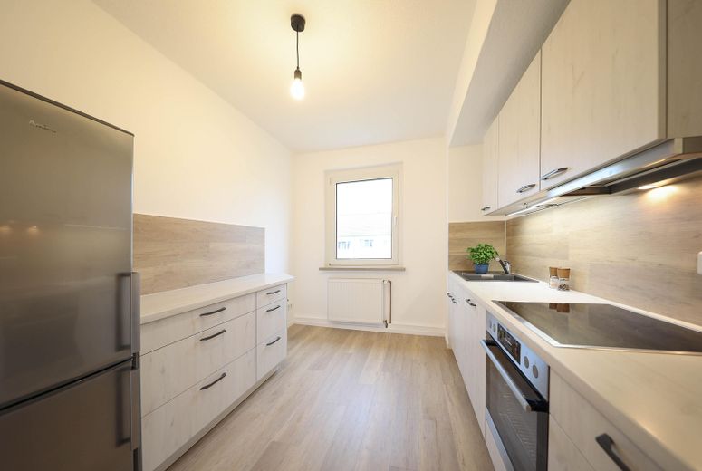 Attractively renovated + partially furnished + 3-room apartment, quietly located with fitted kitchen, cellar & bathroom with daylight – Küche mit AEG Kochfeld