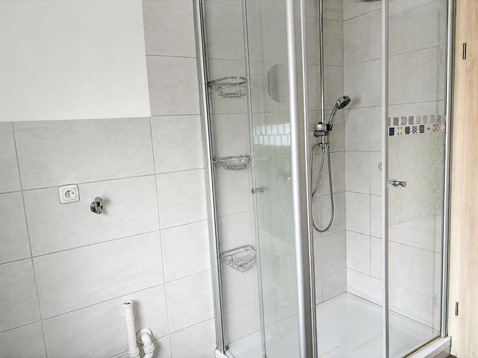 Bezugsfrei & provisionsfrei: Großzügige 2-Zimmer-Wohnung mit Südwest-Loggia und Stellplatz – Bad, Duschseite