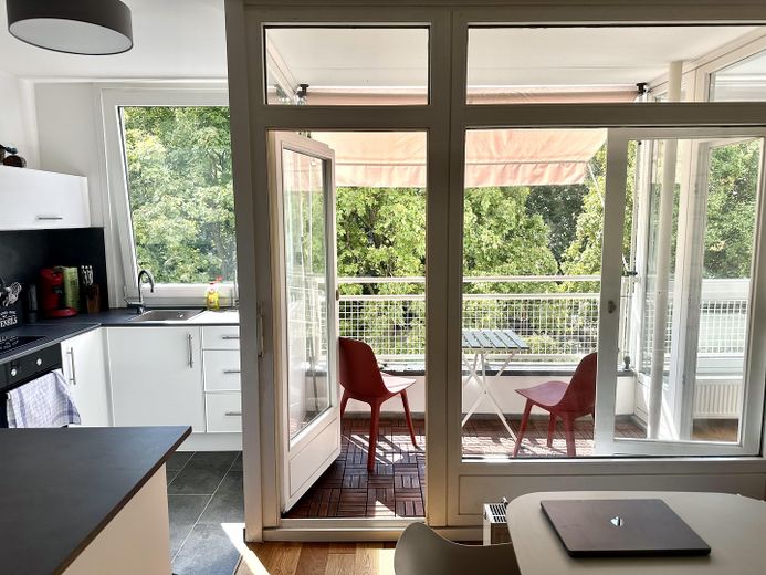 Zentrale & kernsanierte 3-Zimmer-Wohnung mit Loggia und Blick ins Grüne (befristet) – Loggia