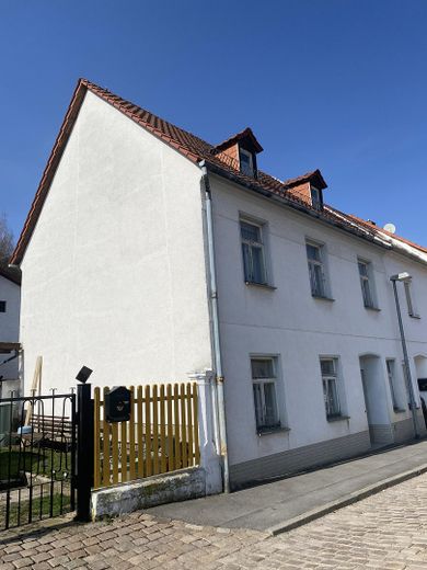 Urokliwy dom szeregowy narożny z przestronną koncepcją mieszkalną i idyllicznym zielonym zboczem – Straßenansicht