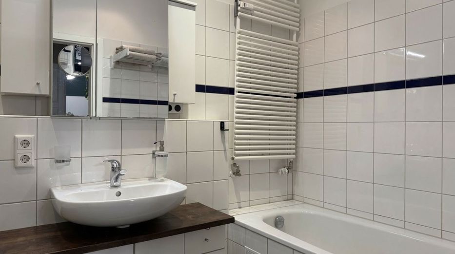 Kapitalanlage Düsseldorf-Golzheim: 3-Zimmer-Wohnung, vermietet &amp; wertstabil – Badezimmer