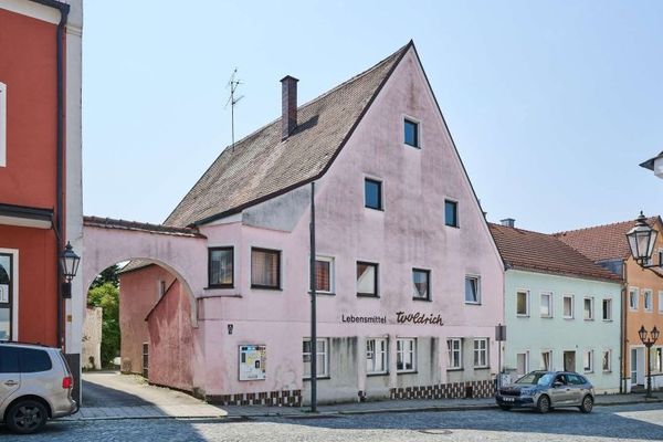 La vostra visione, il vostro progetto: proprietà storica con 10 locali e 916m² di terreno vi aspetta
