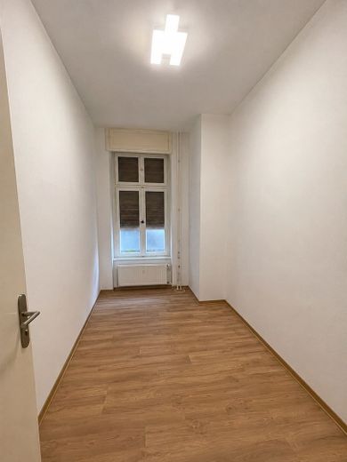 Gut geschnittene 2-Zimmer-Wohnung, umfassend modernisiert, zentrale Lage – Foto 4