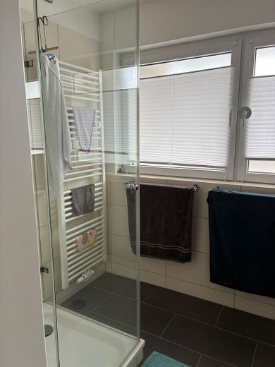 Ruhiges Wohnen: Lichtdurchflutete OG-Wohnung im Grünen – Tageslichtbad mit Dusche