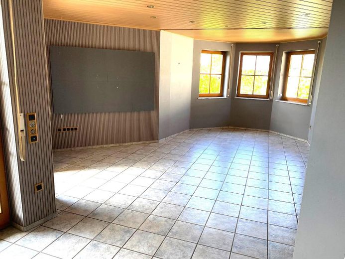 Freistehendes Einfamilienhaus mit Einliegerwohnung und Garage in ruhiger Lage (Sackgasse) von Brakel – Wohnzimmer Hauptwohnung EG