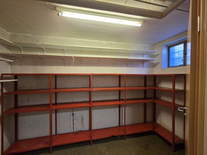 Schönes freistehendes Einfamilienhaus zu verkaufen – Abstellraum KG