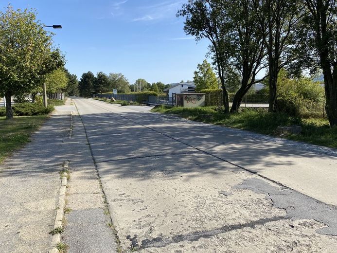 GEFRAGTES GEWERBEGRUNDSTÜCK IM SÜDEN VON BAUTZEN – Blick in die Straße