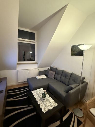 Möblierte 2 Zimmer-Wohnung in zentraler Lage in Frankfurt sachsenhausen – Wohnzimmer