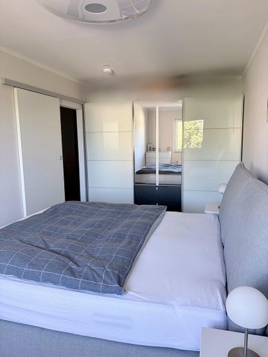 Vivienda moderna con balcón y plaza de aparcamiento en garaje subterráneo cerca del Rin – Schlafzimmer