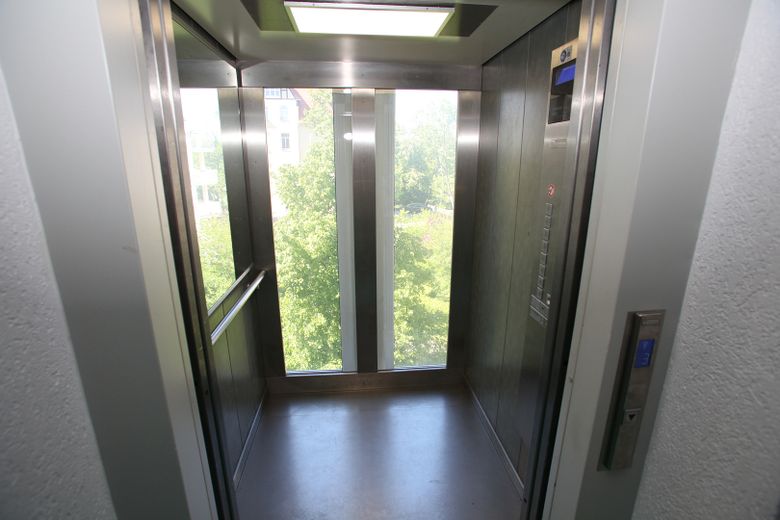 Comfortable 3-room maisonette apartment with balcony and underground garage in Plauen – Aufzug