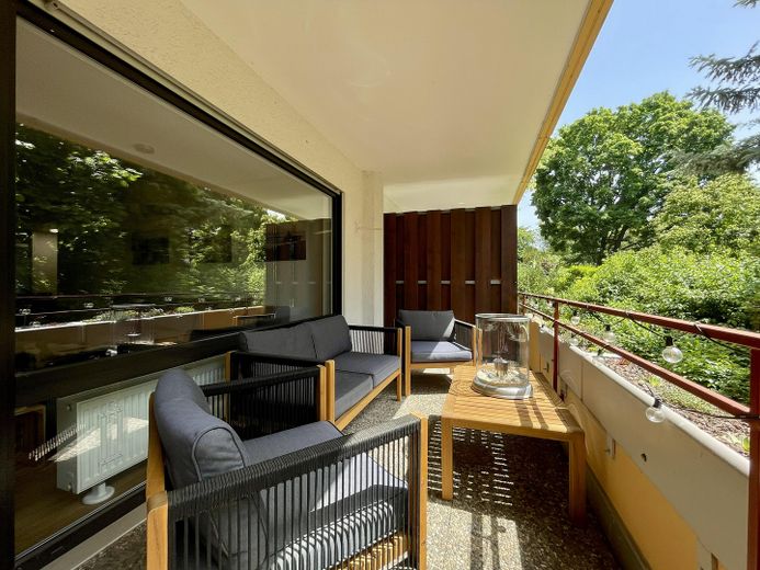 Очень ухоженная 4-комнатная квартира с большим южным балконом в тихом, зеленом районе – Geschützter Südbalkon