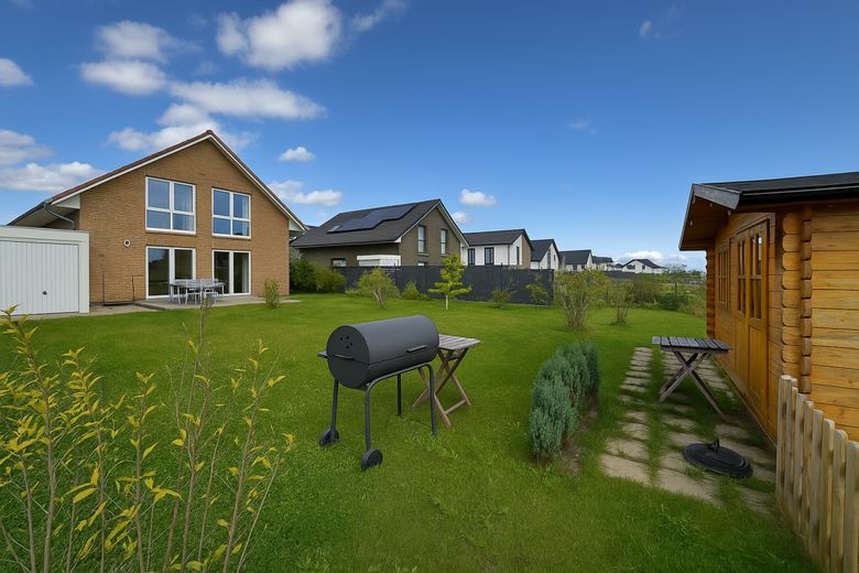 Neuwertig! Freistehendes KFW40 Einfamilienhaus mit großem Garten und Feldblick in einem Neubaugebiet – Rückansicht Garten