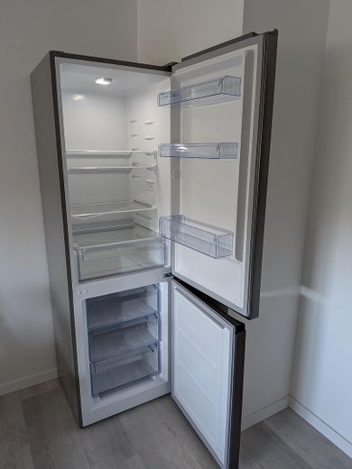 First occupancy after complete renovation: Modern shared apartment rooms (all-inclusive 550€) – individually or as a group of 4 – Kühlschrank (neu)