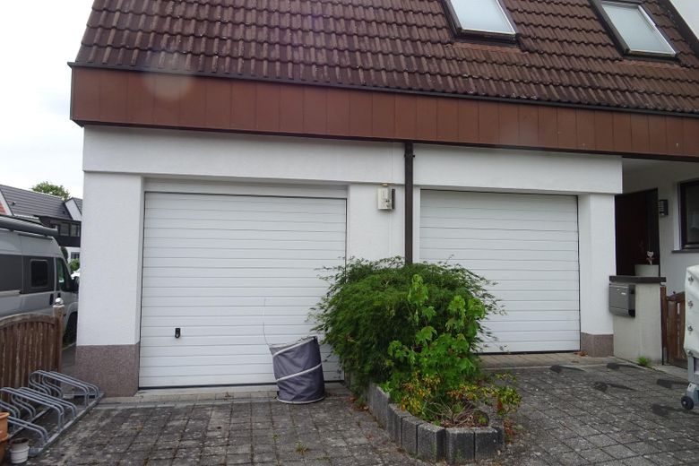 Besondere DHH - grosser Grund - 2 Garagen – 2 Garagen Stellplätze