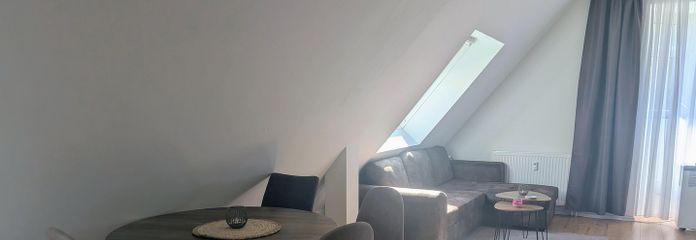 Attraktives, vollmöbliertes Apartment in Kaiserslautern-Hohenecken zu vermieten – Essbereich