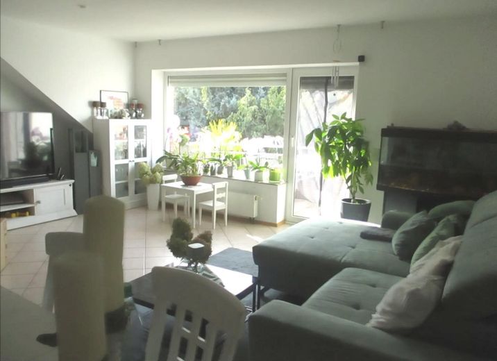 3-Zi.Wohnung im DG mit Balkon, Atelierzimmer, kl. Garten, Gartenhaus u. Garage im 4.Fam. Haus – Wohn- und Esszimmer mit Balkon