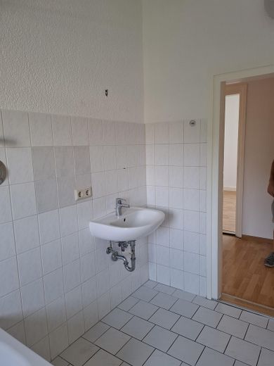 3-Raum-Wohnung, große Küche, 1.OG rechts, Bad mit Fenster, Wanne und Dusche / ALG + BG möglich – Platz im Bad für Waschmaschine