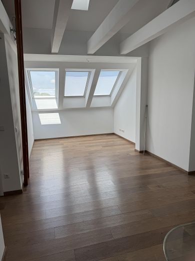 Große Dachgeschosswohnung mit Balkon und EBK in ruhiger Lage – Wohnzimmer (offen)