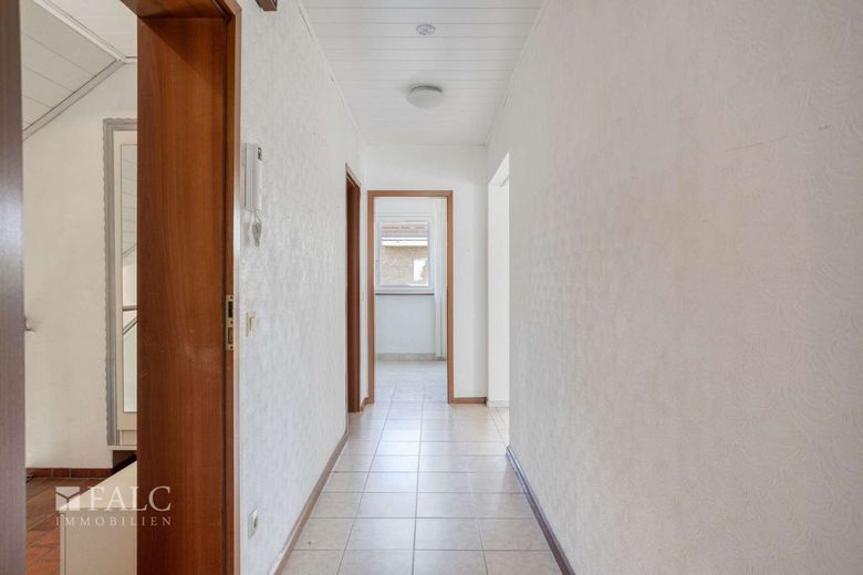 Wohnen mit Perspektive - gepflegtes Zweifamilienhaus mit Garten, Garage  in Köln-Zündorf – Flur OG