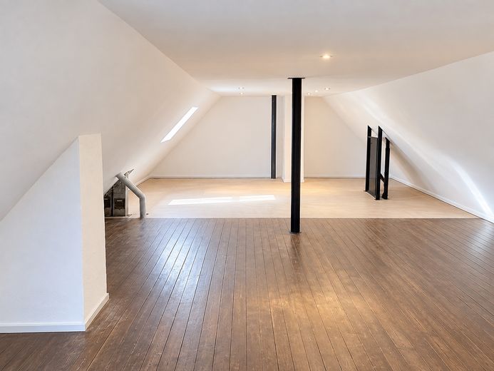 Hello 3-Zi-Wohnung im DG mit Einbauküche (EBK) – Dachboden