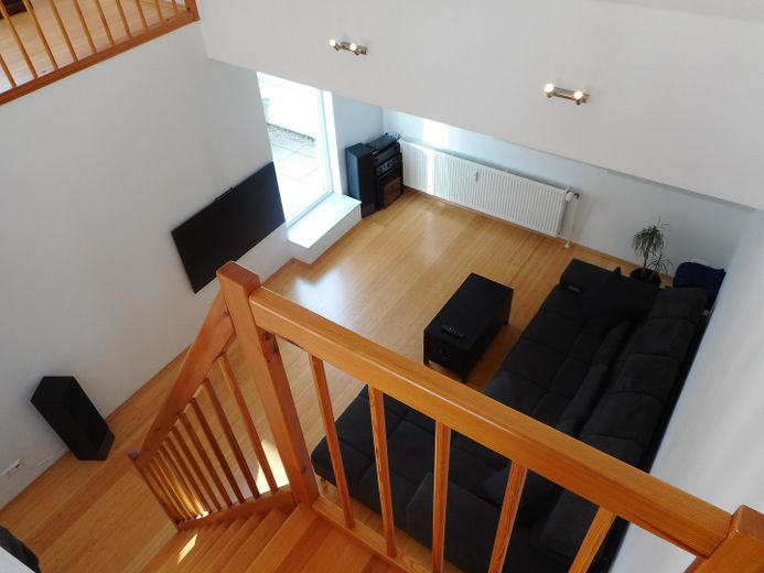 Helle voll möblierte Maisonette-Wohnung auf 2 Ebenen in ruhiger Lage in Hamburg-Eidelstedt – Wohnzimmer von der Galerie aus