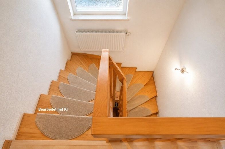 Ihr Deal: 3 Häuschen, 3 Garagen, bis zu 5 WE, davon nur 2 vermietet. HEIZUNG IST NEU! – WE1 Innentreppe