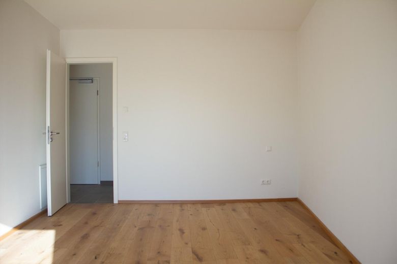 Kind 2 Blick in Flur