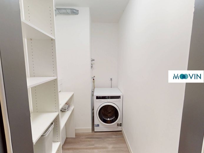 URBAN BASE: Vollmöbliertes 1-Zimmer-Apartment mit EBK, BALKON, ALL-IN-MIETE, UVM. im Wiesbadener Stadtzentrum – Hauswirtschaftsraum mit Staur…