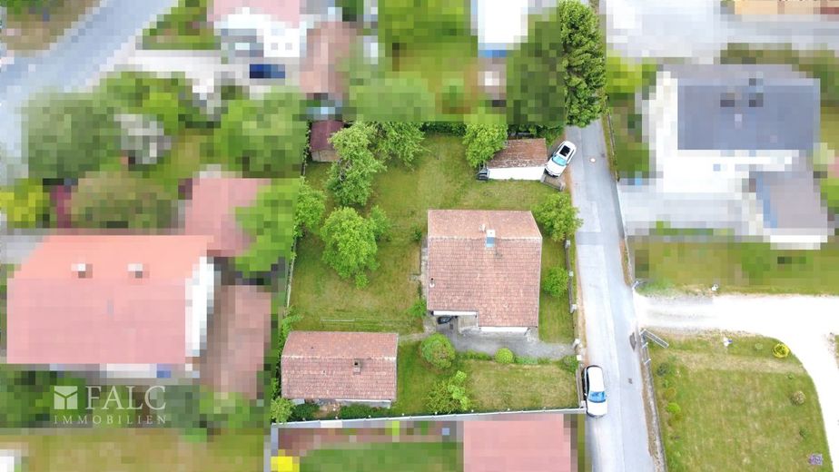 Einfamilienhaus mit viel Potenzial und großzügigem Außenbereich – Luftaufnahme 2