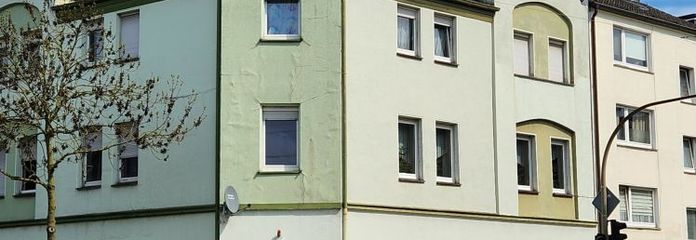 Entwicklungspotenzial für Investoren: Wohn- und Geschäftshaus PLUS Bau-/Gewerbegrundstück!