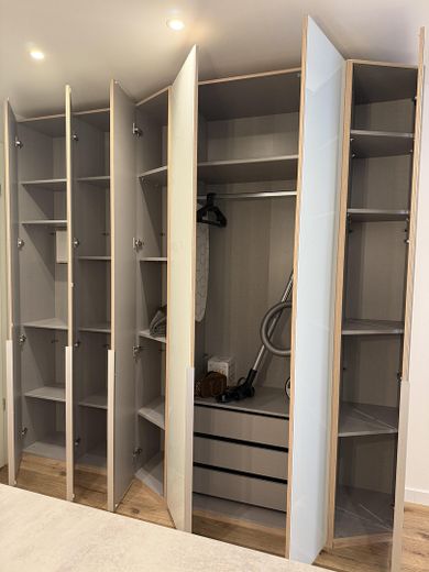 Stilvoll sanierte & modern möblierte 1-Zi Wohnung in Toplage – Schrank