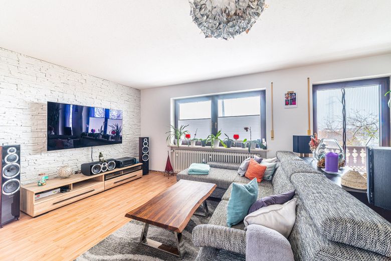 Zweifamilienhaus in Massivbau mit großem Garten in ruhiger Lage – OG Wohnzimmer