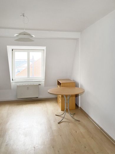 Bestandsvermietete 2-Zimmer-Altbauwohnung im denkmalgeschützten Gründerzeithaus – Charaktervolles Zimmer