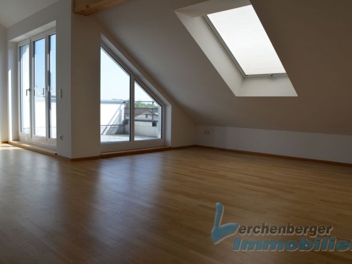 Moderne 3-Zimmer-Dachgeschoss-Wohnung mit Galerie und Balkon in Deggendorf – Foto 1