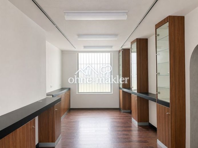 Praxis / Therapie / Massage / Büro – ca. 67 m² Erdgeschoss mit Schaufenster & Parkplatz – Foto 1