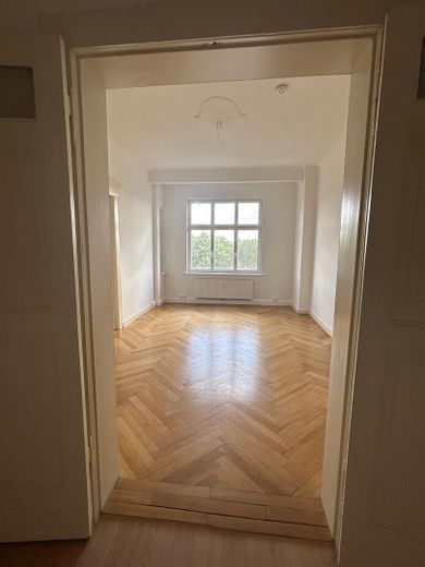 Frisch renoviert: 4-Zimmer-Whg. mit franz. Balkon am Rande des Paulusviertels – Blick ins Wohnzimmer